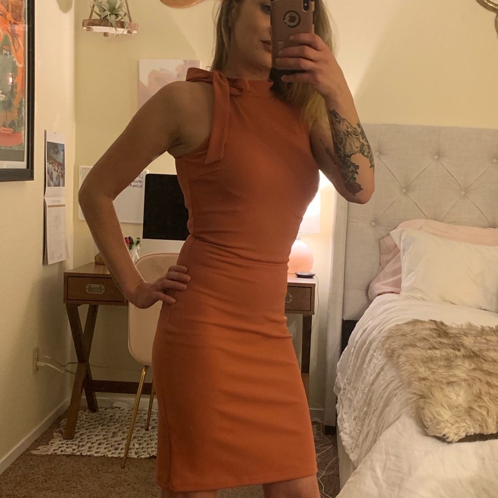 Peach midi length fitted cocktail dress xs/s.